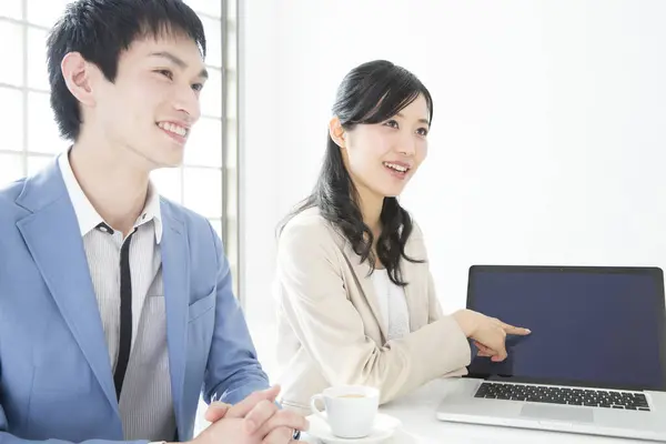 Junge Japanische Geschäftsleute Arbeiten Büro Mit Laptop — Stockfoto