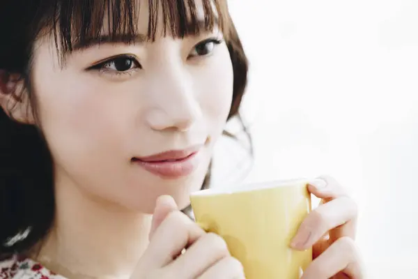 Mujer Asiática Con Café Caliente —  Fotos de Stock