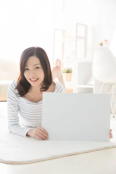 Bela Mulher Asiática Deitada Chão Usando Laptop Conceito Freelance — Fotografia de Stock