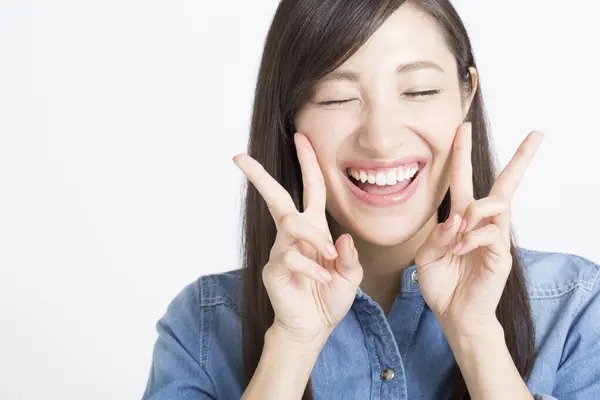 Retrato Feliz Joven Asiático Chica Mostrando Vicory Gesto — Foto de Stock