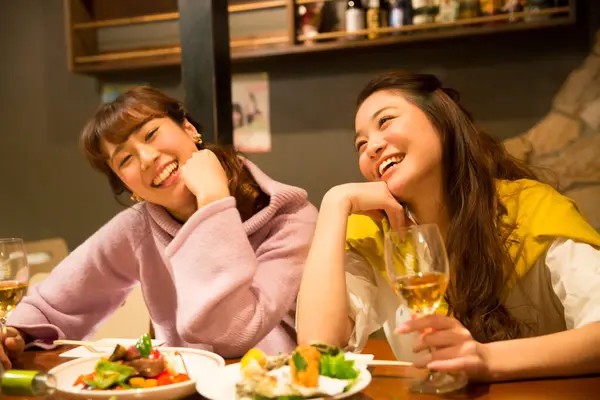 Mladé Ženy Jíst Japonské Jídlo Restauraci — Stock fotografie