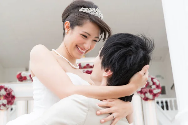 美しい若い結婚式のカップルは抱擁し お互いを見ている — ストック写真