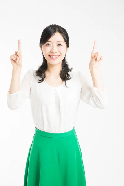 Mooi Japans Zakenvrouw Wijzend Omhoog Met Vingers Wit Achtergrond — Stockfoto
