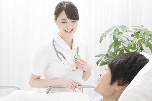 Медсестра и пациент в стационаре
