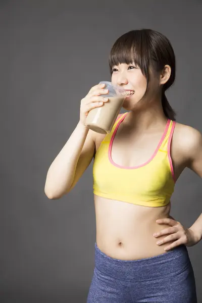 Junge Gesunde Asiatische Frau Trinkt Nach Dem Training — Stockfoto