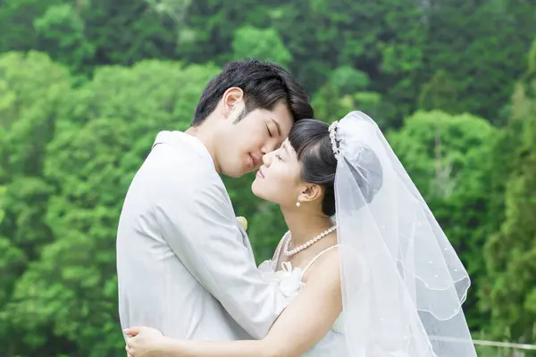 公园里年轻的亚洲新婚夫妇的肖像 — 图库照片