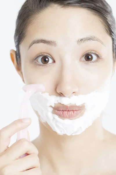 Portrait Young Asian Woman Shaving Her Face — Stock Photo, Image