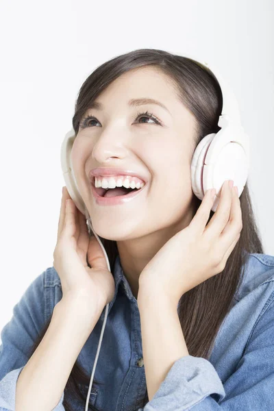 Portret Młodej Azjatki Słuchającej Muzyki Słuchawkami — Zdjęcie stockowe