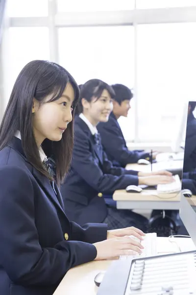 Молоді Японські Студенти Працюють Комп Ютерному Класі — стокове фото