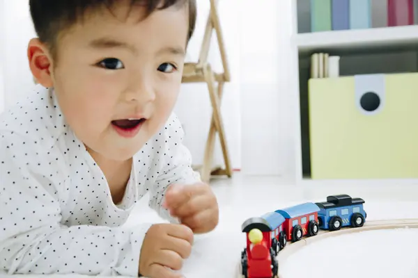 Bonito Menino Japonês Brincando Com Brinquedos Casa — Fotografia de Stock