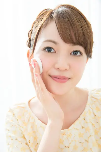 顔の粉を適用する美しいアジアの女性 — ストック写真
