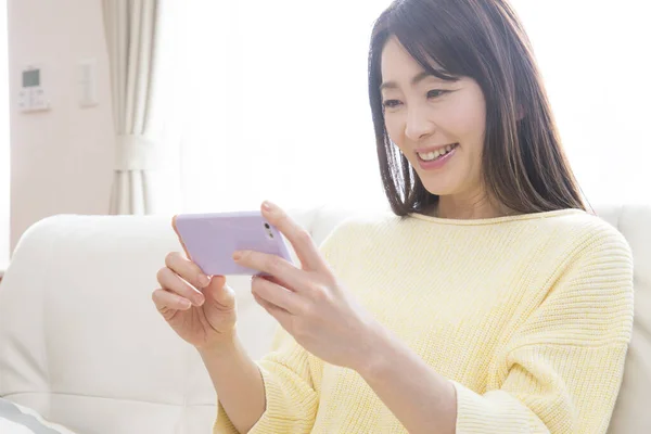 Asiatico Donna Utilizzando Smartphone Casa — Foto Stock
