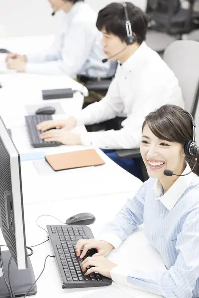 Giovane Asiatico Servizio Clienti Operatore Lavorando Cuffia Ufficio — Foto Stock