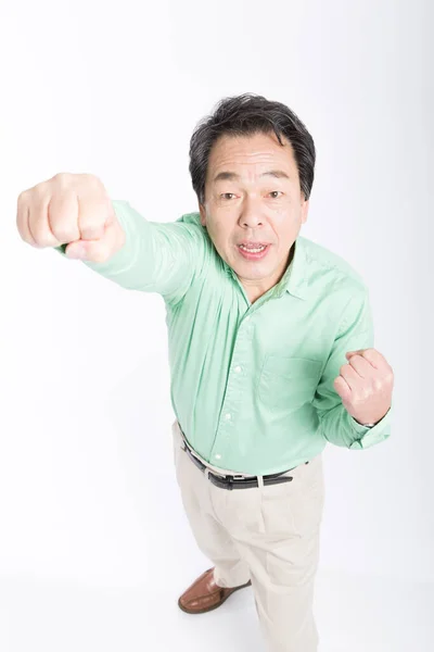 Azji Senior Człowiek Pięści Górę Gotowy Walki Odizolowany Biały — Zdjęcie stockowe