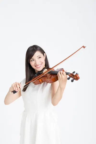 Sorridente Giovane Bella Donna Asiatica Suonare Violino Isolato Sfondo Bianco — Foto Stock