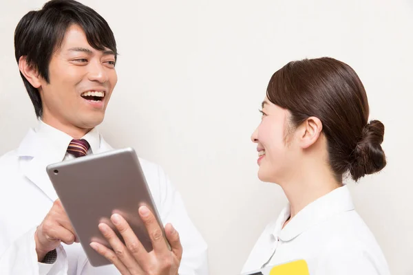 Asiatico Medico Personale Lavoro Con Tablet — Foto Stock
