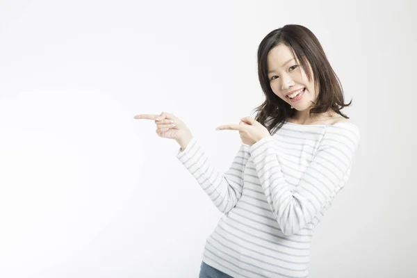 Bela Mulher Japonesa Gesticulando Com Dedos Indicadores Isolados Fundo Branco — Fotografia de Stock