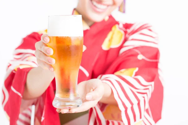 Joven Asiática Mujer Tradicional Japonés Ropa Con Taza Cerveza — Foto de Stock