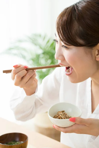 自宅で箸で食べるアジアの女性 — ストック写真