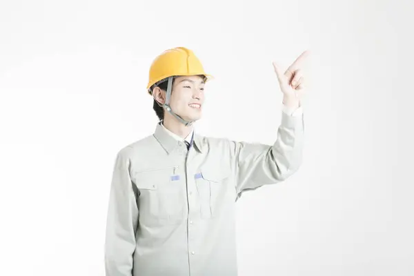 白い背景にアジアの男性エンジニアのスタジオ写真 — ストック写真