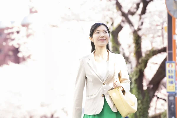 Красива Молода Азіатська Жінка Дивиться Вбік Ходить Весняному Парку — стокове фото