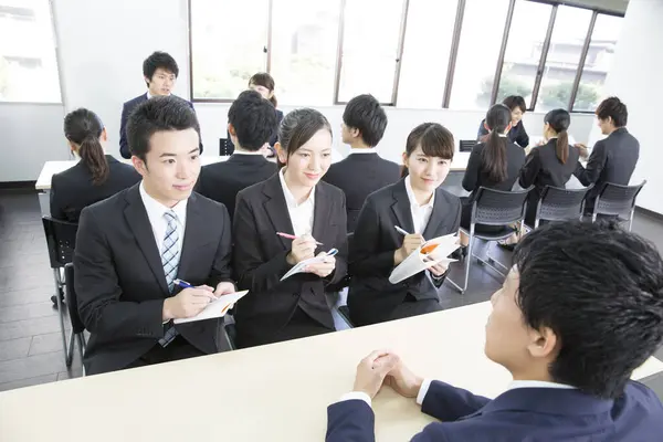 Odada bir grup genç çalışan var. yeni çalışan eğitim konsepti