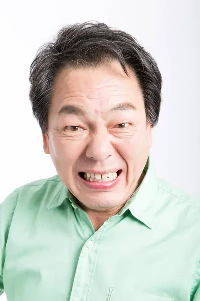 白い背景に怒っているアジアの男 — ストック写真