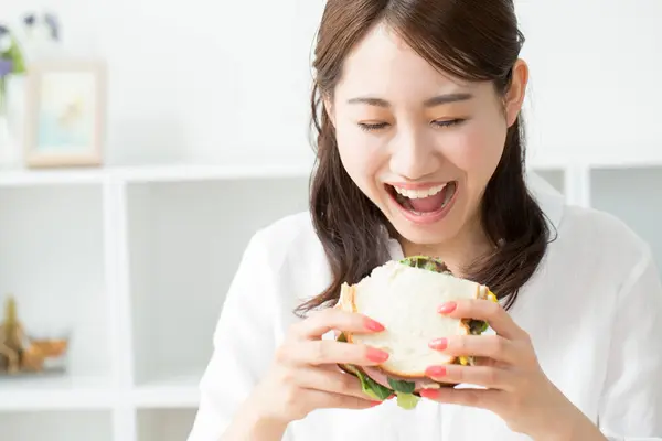 Joven Asiático Mujer Comer Delicioso Sándwich — Foto de Stock
