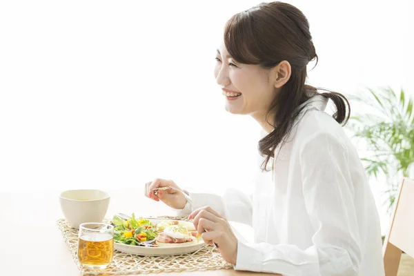 Schöne Asiatische Frau Essen Leckeres Essen — Stockfoto