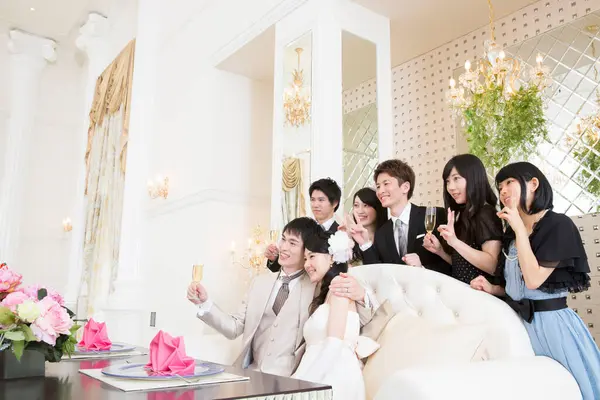 Gelukkige Jonge Bruid Bruidegom Met Gasten Tijdens Bruiloft Fotosessie — Stockfoto