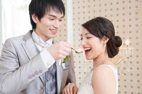 Schöner Junger Bräutigam Füttert Schöne Braut Mit Hochzeitstorte — Stockfoto