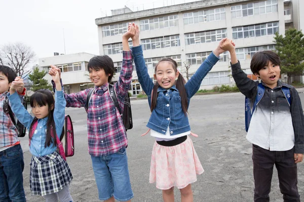 Groep Van Japanse Kinderen Houden Opgeheven Handen Bij Elkaar Schoolplein — Stockfoto
