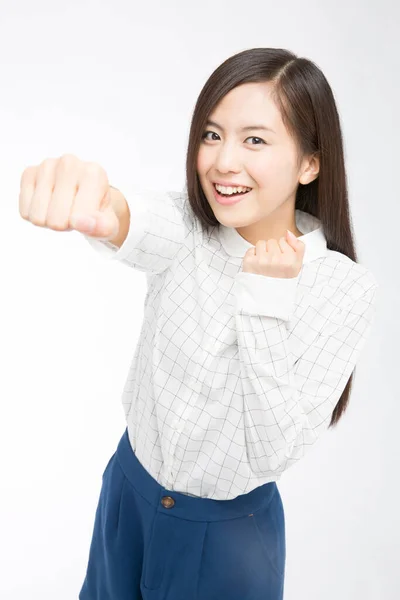 Estúdio Tiro Bela Mulher Japonesa Mostrando Punhos Fundo Branco — Fotografia de Stock