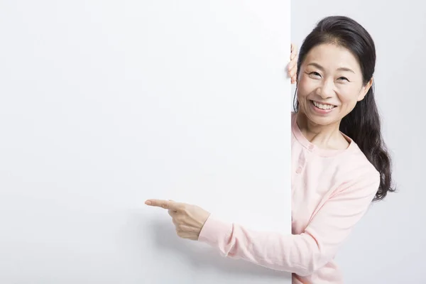 Azji Senior Kobieta Wskazując Puste Karty Izolowane Białym Tle — Zdjęcie stockowe