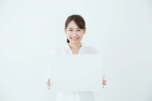 白い背景にブランカードを持っている美しい日本人女性 — ストック写真