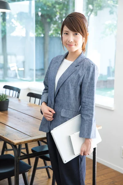 Portret Azjatyckiej Bizneswoman Biurze — Zdjęcie stockowe