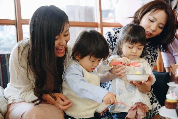 Glückliche Japanerinnen Mit Kindern Feiern Zusammen — Stockfoto