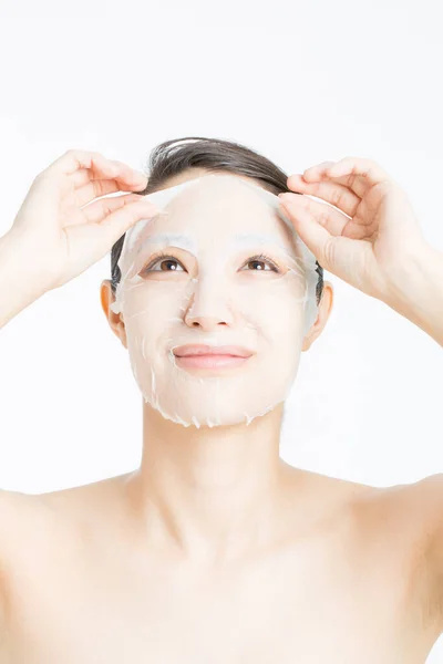 Schöne Asiatische Frau Mit Lakenmaske Auf Weißem Hintergrund Hautpflegekonzept — Stockfoto