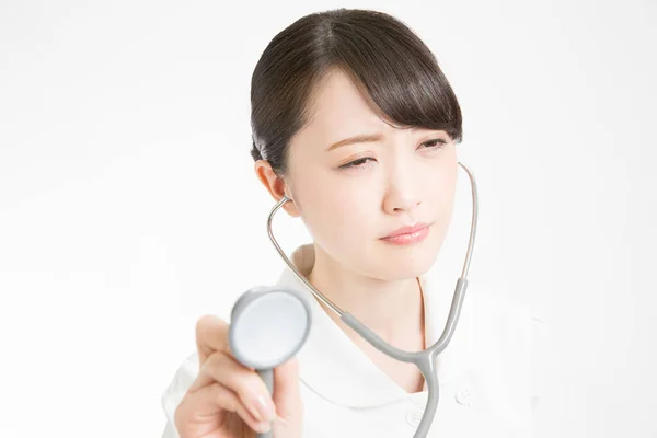 亚洲女医生用听诊器 — Stockfoto