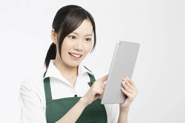 漂亮的笑着的亚洲女服务员用平板电脑 — 图库照片