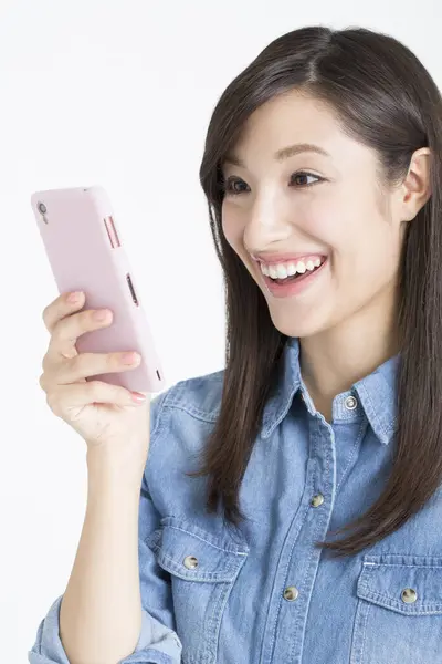 Młoda Azjatycka Kobieta Pomocą Telefonu Komórkowego Odizolowany Białym Tle — Zdjęcie stockowe
