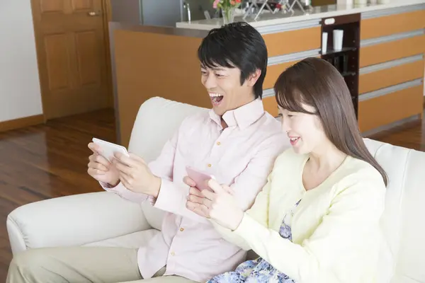 Young Couple Using Smartphones — Stock Photo, Image