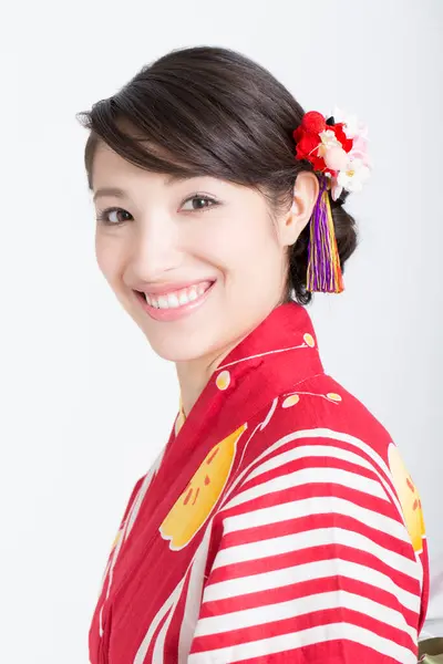 Retrato Bela Jovem Mulher Vestindo Tradicional Quimono Japonês Olhando Para — Fotografia de Stock