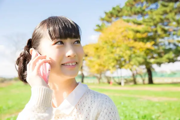 Porträtt Japansk Ung Flicka Med Smartphone Utomhus — Stockfoto
