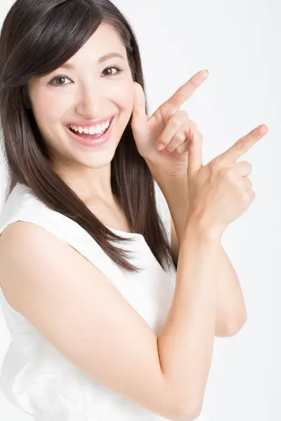 Belle Femme Japonaise Pointant Avec Les Doigts Sur Fond Blanc — Photo
