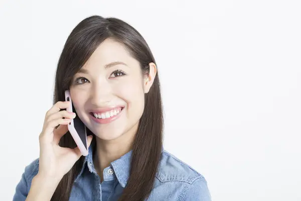 Beyaz Arka Planda Izole Edilmiş Akıllı Telefonlu Genç Asyalı Kadın Telifsiz Stok Fotoğraflar