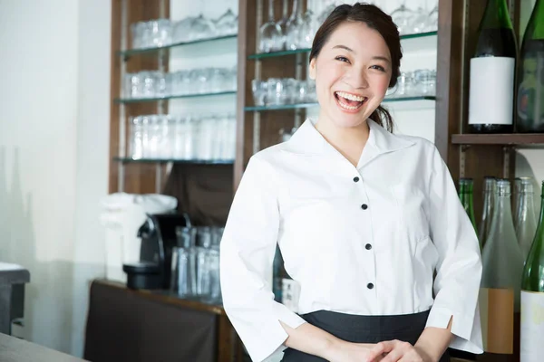 Porträt Einer Fröhlichen Asiatischen Kellnerin Restaurant — Stockfoto