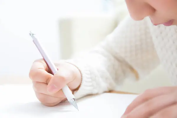 Potrait Von Hübsch Japanisch Teenager Mädchen Doign Homeaufgaben Bei Zuhause Stockbild