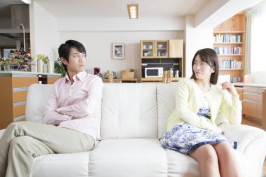 Çiftler arka arkaya koltukta oturuyor. 