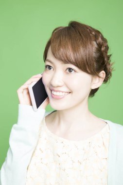 Asyalı kadın smartphone üzerinde söz